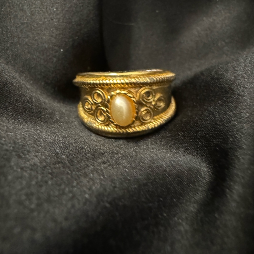 RING GOLD W Pearl like gem. Sz 8 ESTATE SALE FIND Vintage scroll beading… - Picture 2 of 7